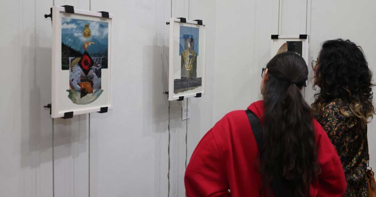 Mujeres admirando una exposición en Saltillo.