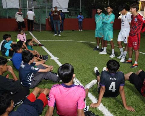 Jóvenes en cancha de futbol en Saltillo.