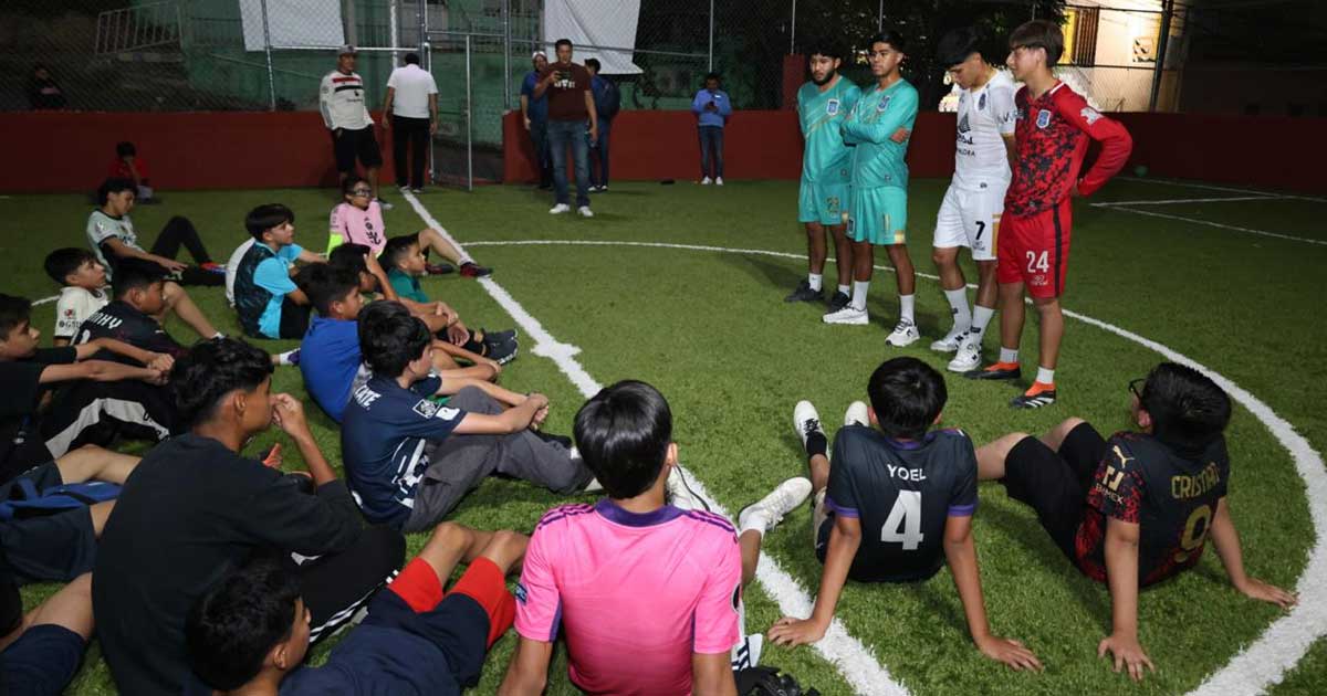 Jóvenes en cancha de futbol en Saltillo.