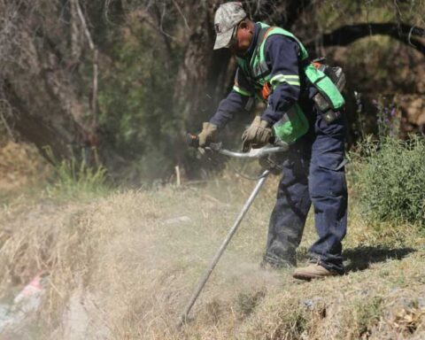 Trabajador limpiando un arroyo en Saltillo.