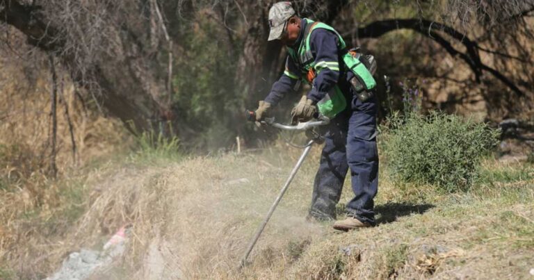 Trabajador limpiando un arroyo en Saltillo.