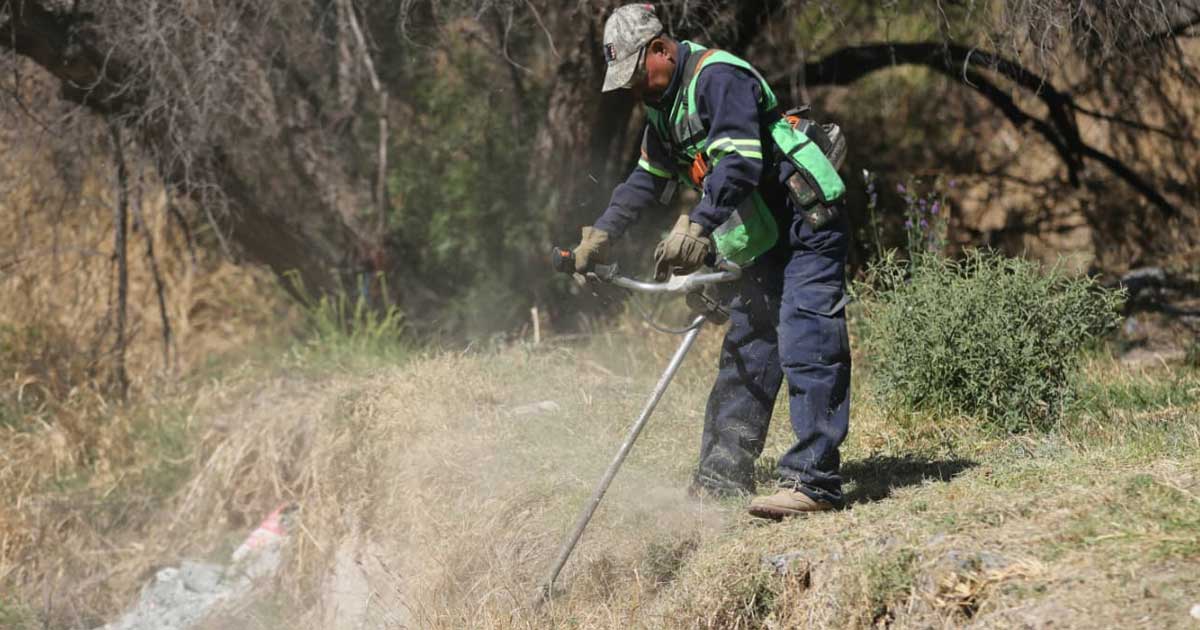 Trabajador limpiando un arroyo en Saltillo.