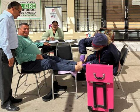 Hombre siendo atendido por una podóloga en la Dirección de Pensiones de Torreón.