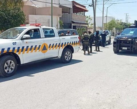 Una camioneta de Protección Civil y del PAR Coahuila y elementos atendiendo el asunto.
