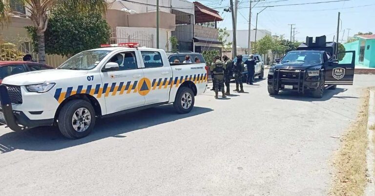 Una camioneta de Protección Civil y del PAR Coahuila y elementos atendiendo el asunto.