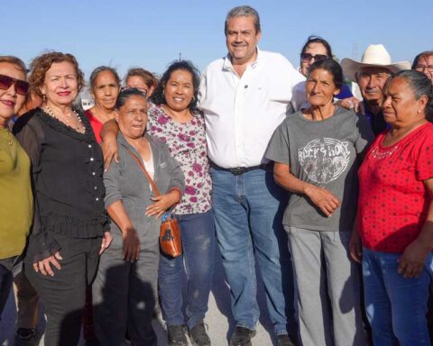 Alcalde Tomás Gutiérrez rodeado de ciudadanos de Ramos Arizpe.