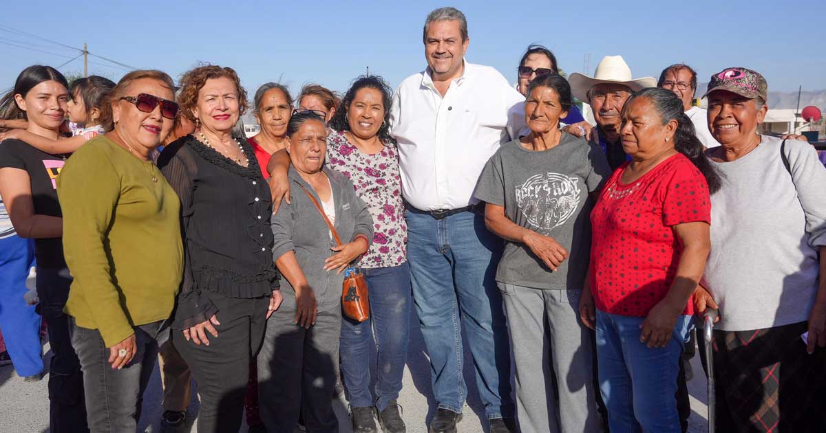 Alcalde Tomás Gutiérrez rodeado de ciudadanos de Ramos Arizpe.