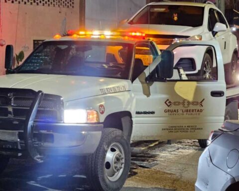 Una grúa llevando la camioneta recuperada.