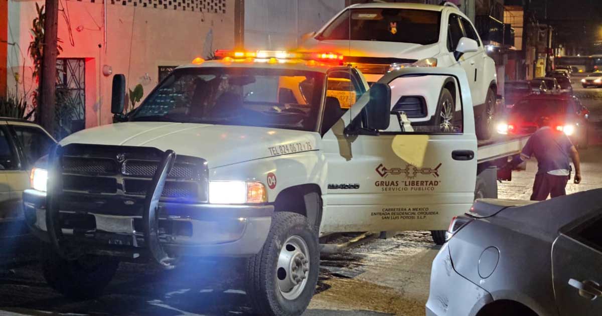 Una grúa llevando la camioneta recuperada.