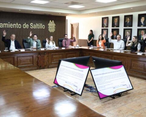 Miembros del Consejo Directivo del DIF Saltillo levantando la mano en señal de aprobación.