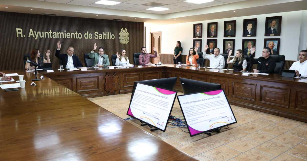 Miembros del Consejo Directivo del DIF Saltillo levantando la mano en señal de aprobación.
