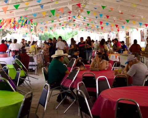 Personas comiendo en uno de los eventos organizados en Coahuila.