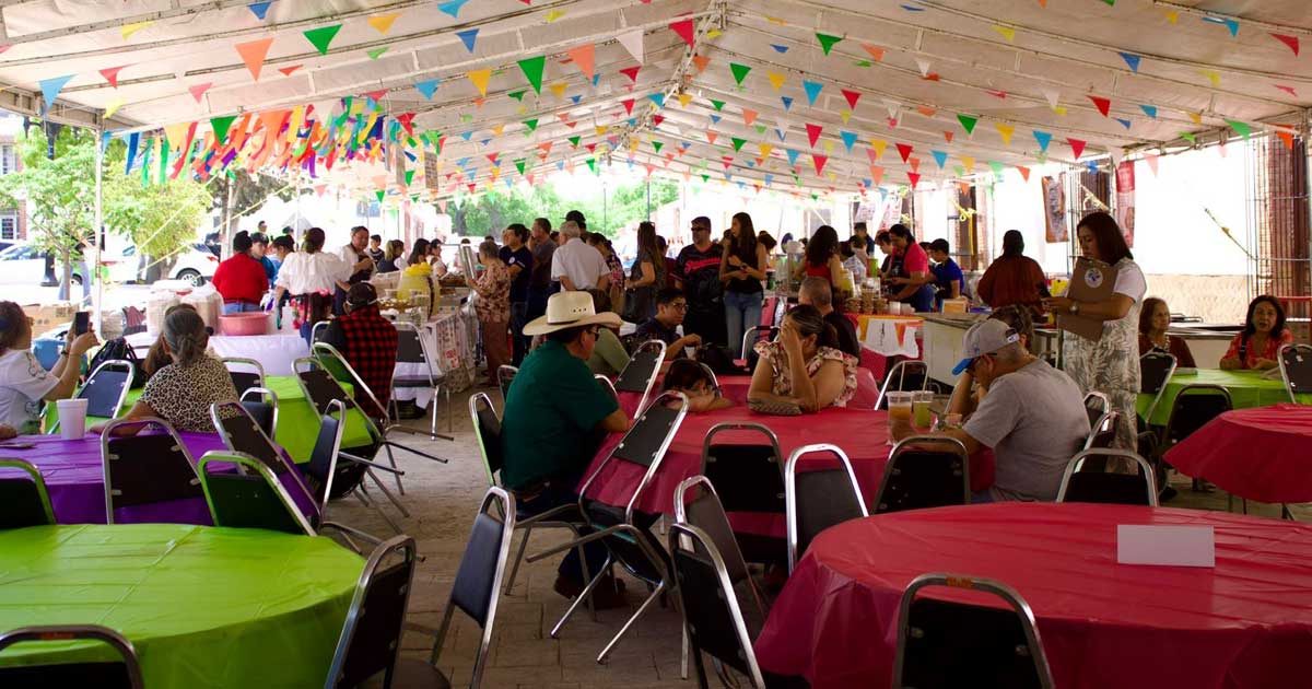Personas comiendo en uno de los eventos organizados en Coahuila.