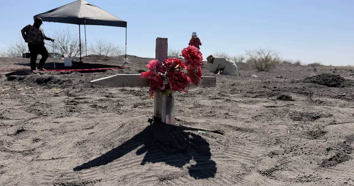 La cruz de madera donde fue hallada una parte de la columna de Sandra Yadira, en el campo de exterminio Patrocinio.