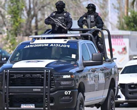Patrulla y dos policías municipales de Monclova.