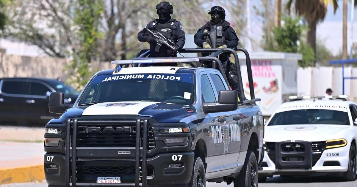 Patrulla y dos policías municipales de Monclova.