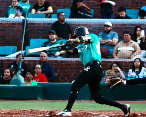 Bateador y catcher en un juego de los Saraperos de Saltillo.