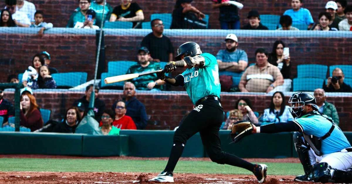 Bateador y catcher en un juego de los Saraperos de Saltillo.