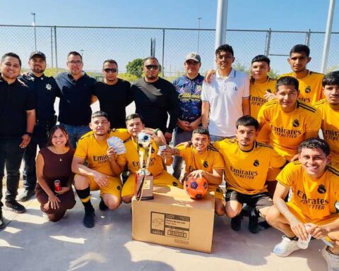 Equipo ganador del torneo Gol contra las adicciones.