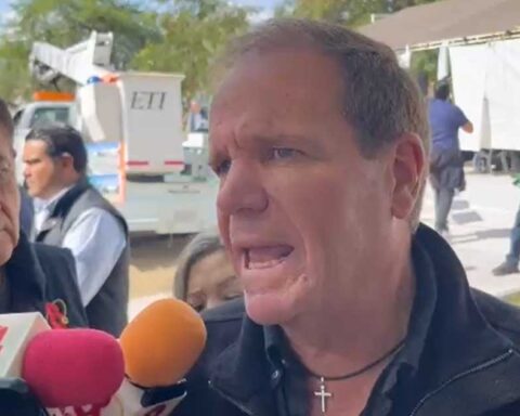 Juan Adolfo Von Bertrab Saracho, director de Obras Públicsa de Torreón, dando una entrevista a medios.