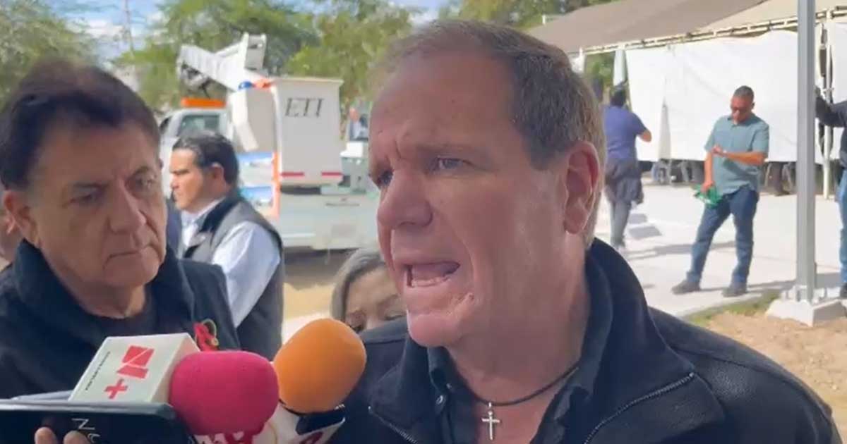 Juan Adolfo Von Bertrab Saracho, director de Obras Públicsa de Torreón, dando una entrevista a medios.