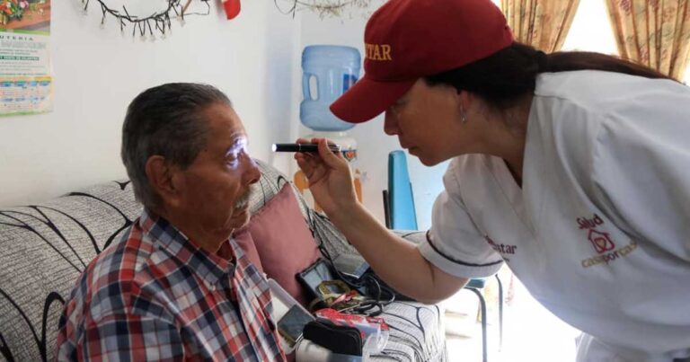 Una doctora revisando a un adulto mayor.