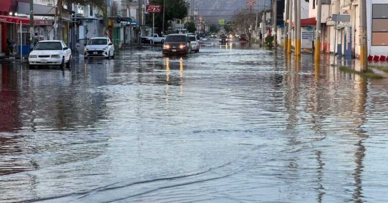Calle inundada tras una tromba en La Laguna.