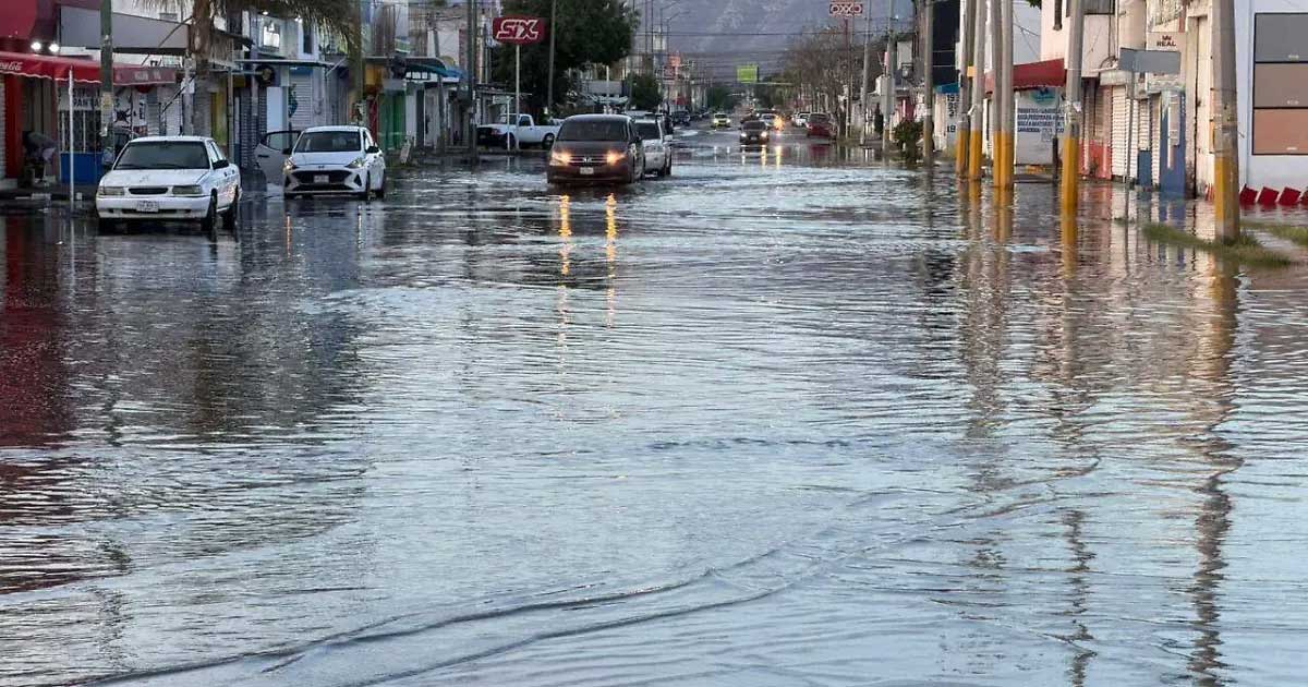 Calle inundada tras una tromba en La Laguna.
