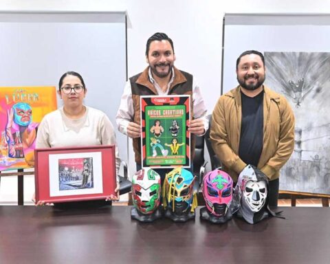 Alcalde anunciando festival en Monclova sosteniendo los carteles promocionales.