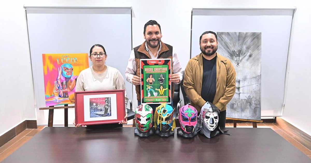 Alcalde anunciando festival en Monclova sosteniendo los carteles promocionales.