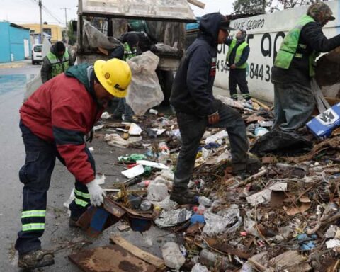 Trabajadores limpiando la basura de los callejones en Saltillo.