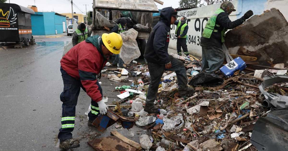Trabajadores limpiando la basura de los callejones en Saltillo.