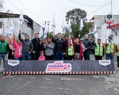 Alcalde de Saltillo y ciudadanos dando el banderazo de arranque de obras.
