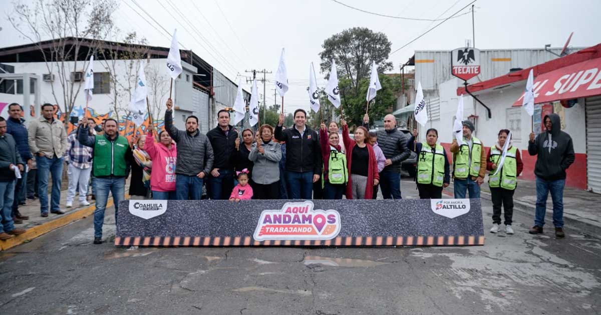 Alcalde de Saltillo y ciudadanos dando el banderazo de arranque de obras.