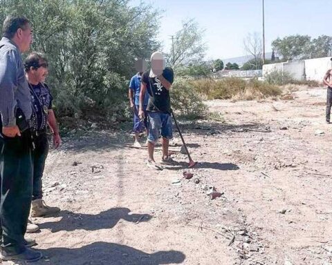 Jóvenes realizando servicio comunitario en Torreón.