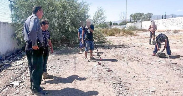 Jóvenes realizando servicio comunitario en Torreón.