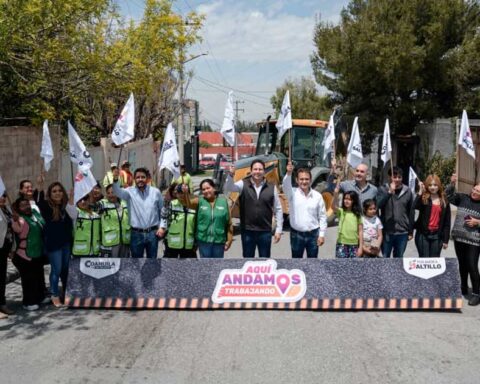 Alcalde, funcionarios y ciudadanos dando el banderazo de obra.