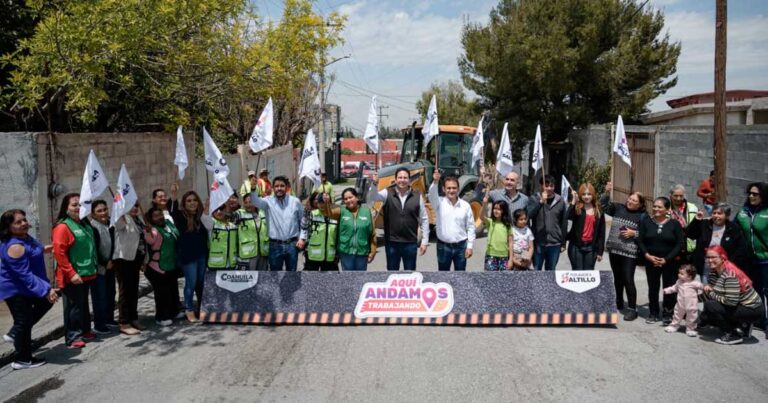 Alcalde, funcionarios y ciudadanos dando el banderazo de obra.