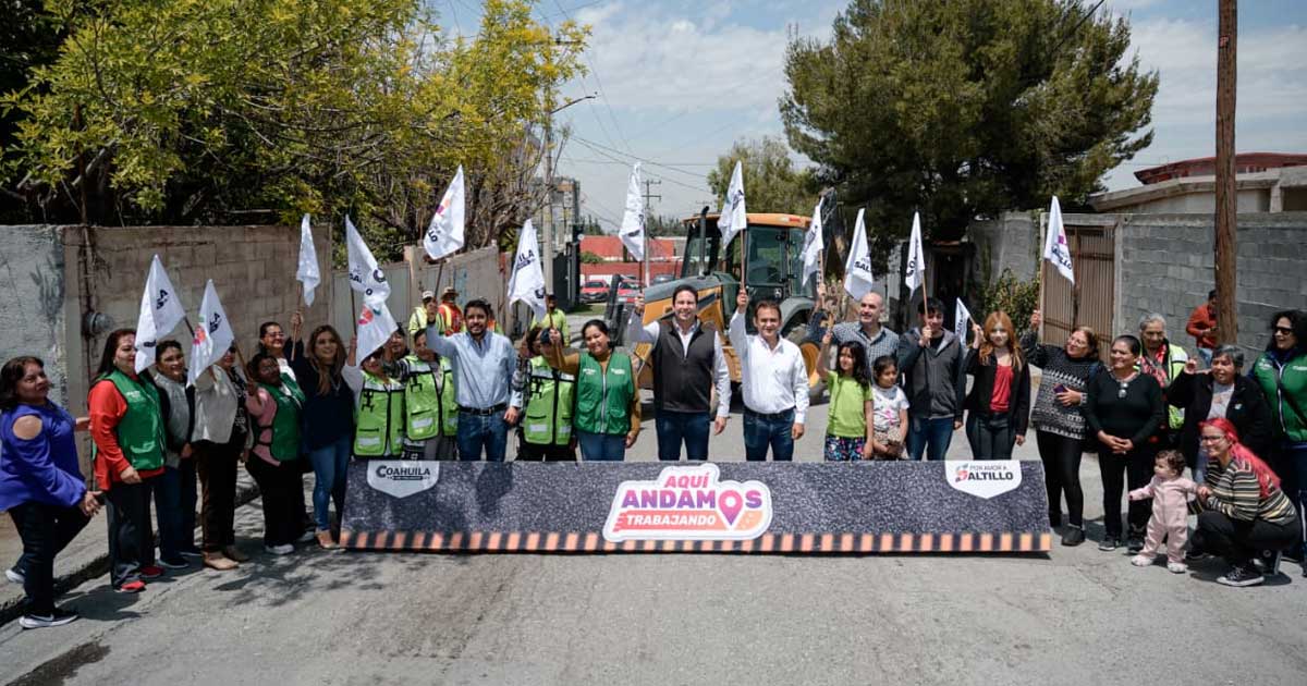 Alcalde, funcionarios y ciudadanos dando el banderazo de obra.