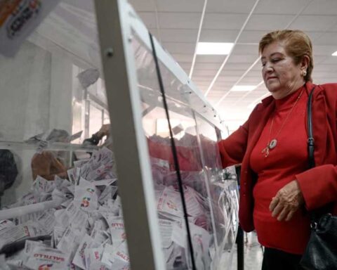 Mujer en el sorteo del predial en Saltillo.