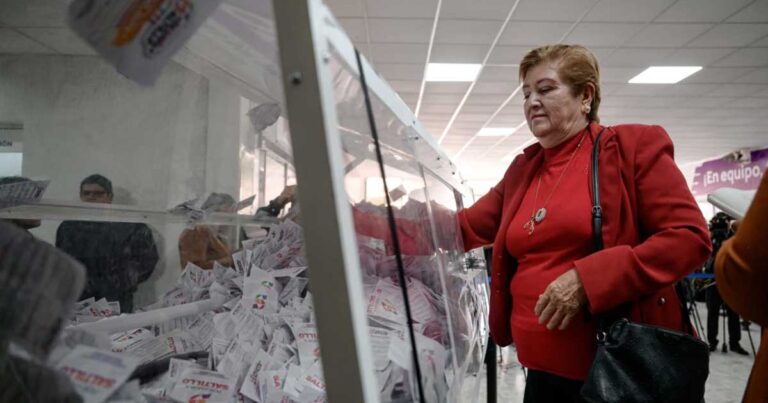 Mujer en el sorteo del predial en Saltillo.