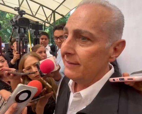 Román Cepeda, alcalde de Torreón, dando declaraciones a medios.