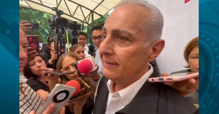 Román Cepeda, alcalde de Torreón, dando declaraciones a medios.