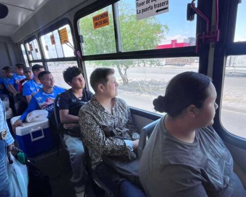 Usuarios dentro de un transporte público en Torreón.