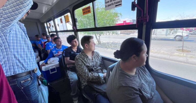 Usuarios dentro de un transporte público en Torreón.