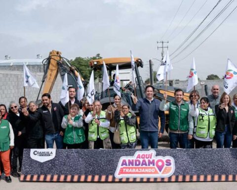 Alcalde, funcionarios y habitantes dando el banderazo de obras para Saltillo.