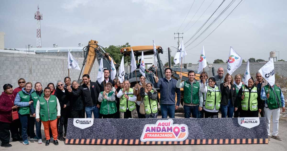 Alcalde, funcionarios y habitantes dando el banderazo de obras para Saltillo.