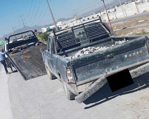 Camioneta con escombro en Saltillo.