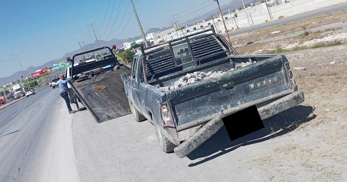 Camioneta con escombro en Saltillo.