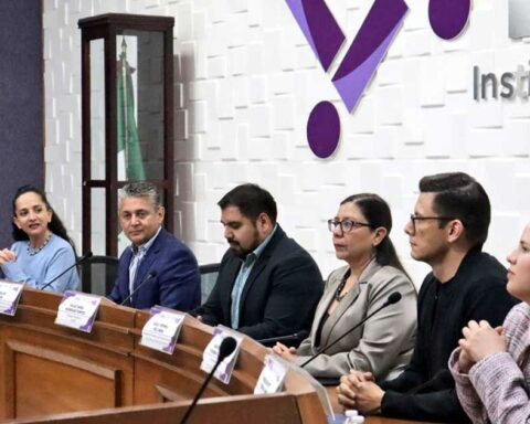Funcionarios durante la firma de convenio en el IEC.
